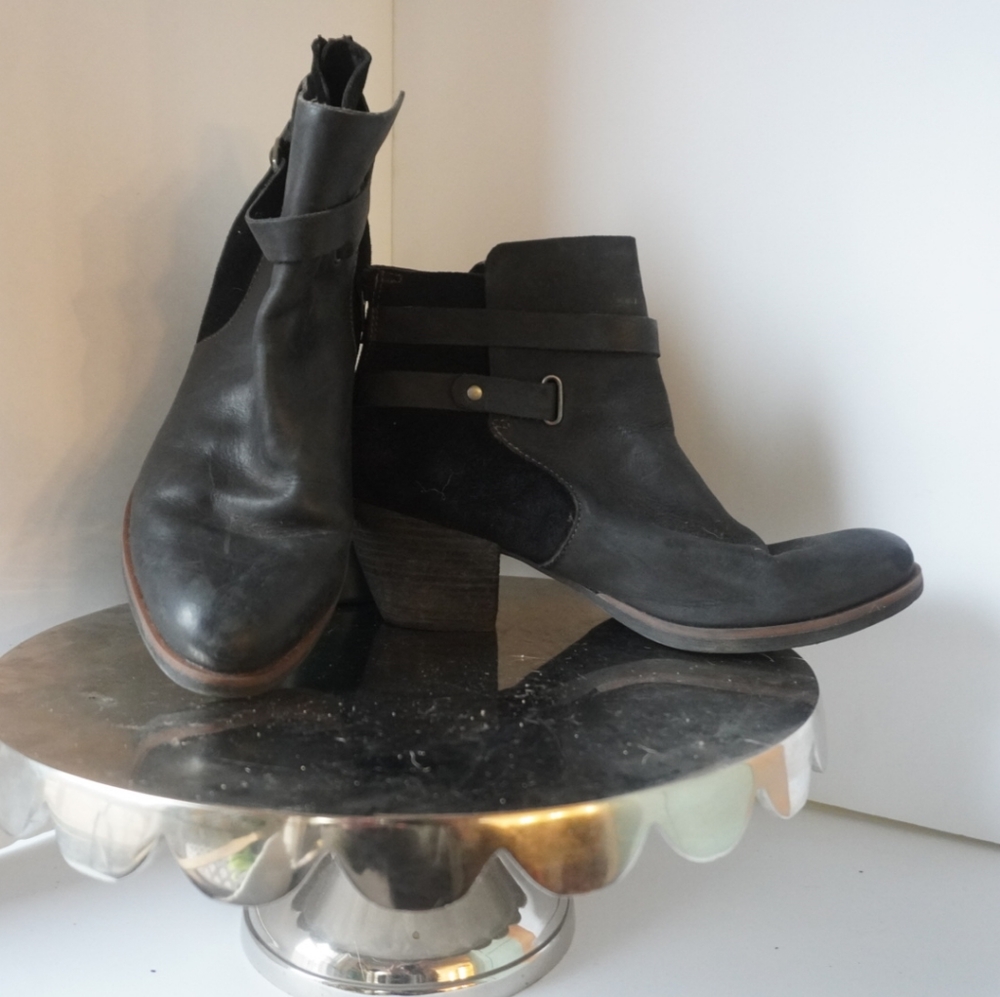 Korks Black Booties